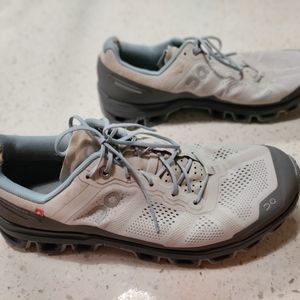 On Cloud Womens Running Shoes Size 10.5 Gray.